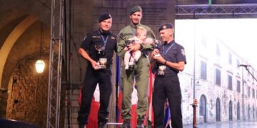 [FOTO] Dubrovački policajac Petar Volarević najspremniji na “Štitu Domovine”, prvi pozdravio zastavu na Srđu