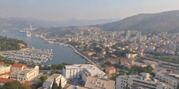DUBROVNIK POD DIMOM: Grad prekrio gusti dim iz BiH, zrak je nezdrav – evo što savjetuju stručnjaci