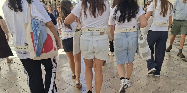 Što se to događa na Stradunu? Natpisi na majicama zbunili prolaznike