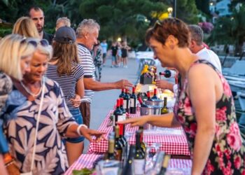 Rujan u Orebiću još uvijek miriše na ljeto, vrijeme ih je pomazilo