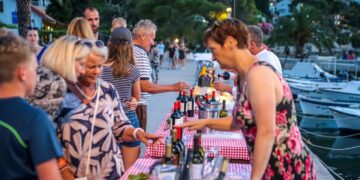 Rujan u Orebiću još uvijek miriše na ljeto, vrijeme ih je pomazilo