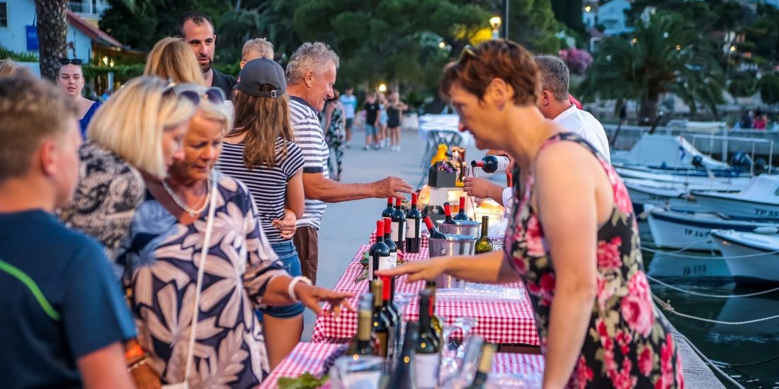 Rujan u Orebiću još uvijek miriše na ljeto, vrijeme ih je pomazilo
