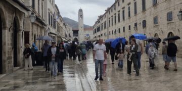 [FOTO/VIDEO] Današnji modni dodatak na Stradunu: Kišobran