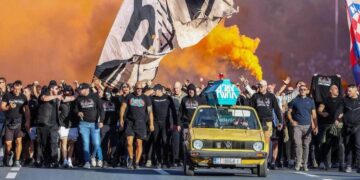 U SREDIŠTU SPLITSKOG KORTEA Donosimo snimke iz samog središta Torcidina kortea! Gdje su Hitler i Auschwitz?