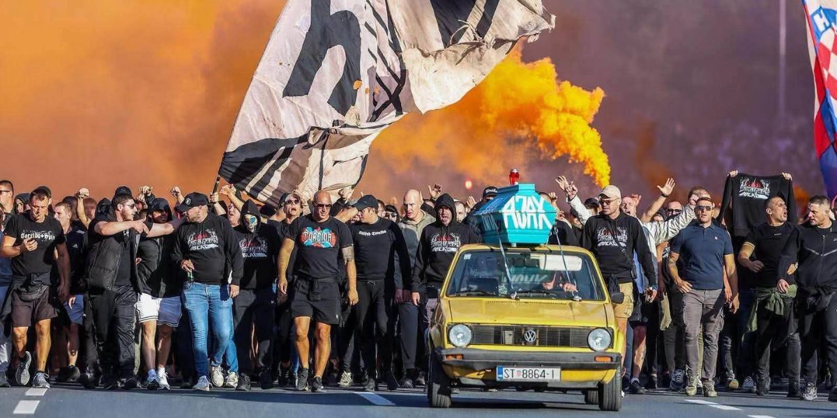 U SREDIŠTU SPLITSKOG KORTEA Donosimo snimke iz samog središta Torcidina kortea! Gdje su Hitler i Auschwitz?