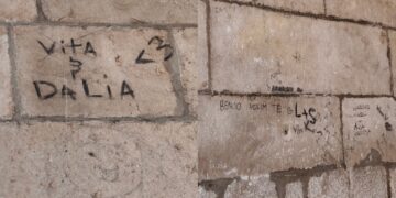 PORUKE NA SPOMENIKU Zbogom potpisi s Kneževa dvora. Još koju godinu i zid ostaje bez svojih uspomena