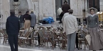 [VIDEO] Kočija, glumci u kostimima i prizori iz prošlih vremena: Na Stradunu nastavljeno snimanje popularne serije