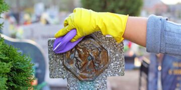 Uoči Svih svetih uređuju se grobovi: Evo čime očistiti kamen, mramor, a što nikako ne koristiti