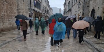 KIŠNI DAN U GRADU Kiša i vjetar nisu omeli posjetitelje u obilasku Dubrovnika
