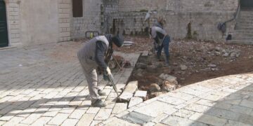 Za obnovu pločnika uz katedralu trebat će barem pola novih ploča, otvorene ponude, stigle dvije prijave