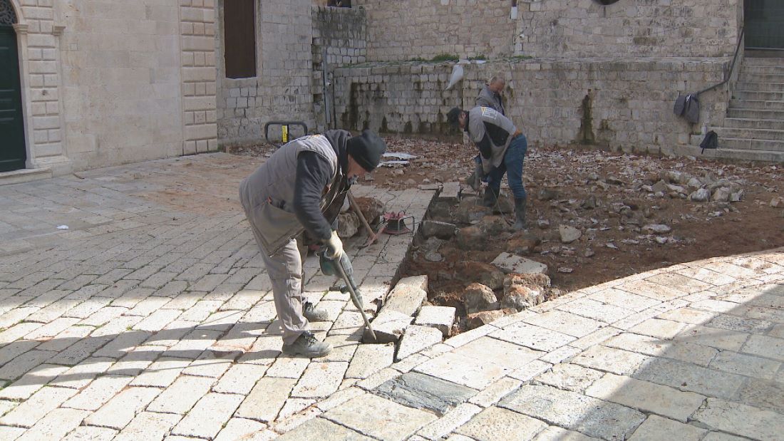 Za obnovu pločnika uz katedralu trebat će barem pola novih ploča, otvorene ponude, stigle dvije prijave