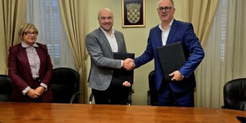 Župan Blaž Pezo i direktor Vodovoda Dubrovnik Lukša Matušić nakon potpisivanja ugovora