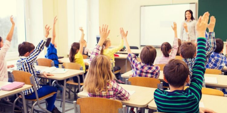 Pet razloga zašto ćemo uvijek slaviti Dan učitelja, a nikada dan umjetne inteligencije