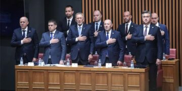 Rasprava o povjerenju Vladi trajala do dugo u noć, premijer je nazvao ‘gubljenjem vremena’
