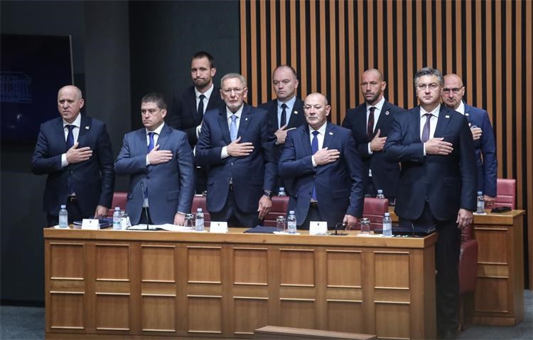 Rasprava o povjerenju Vladi trajala do dugo u noć, premijer je nazvao 'gubljenjem vremena’