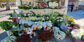 Bogata ponuda svježeg cvijeća, hit su elegantne košare te aranžmani u obliku srca i križa