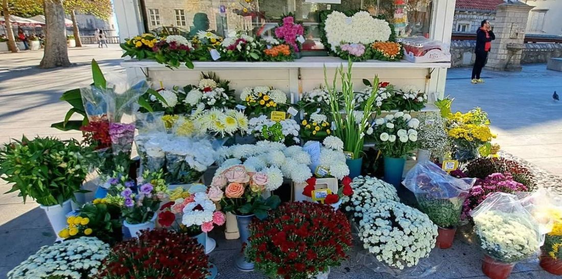 Bogata ponuda svježeg cvijeća, hit su elegantne košare te aranžmani u obliku srca i križa